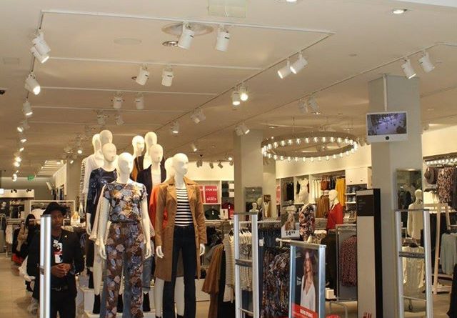 h and m closing time